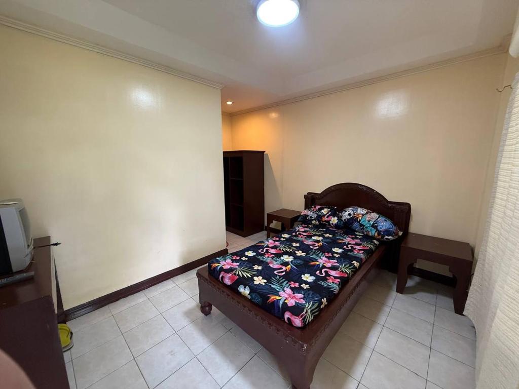 Deluxe room with fresh linens and bedside tables at Pecan Pension House